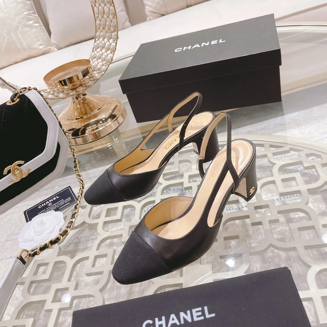 👟👟Ex-factory price 440👟👟 Chanel - Spring and summer classic color-blocked low-heeled side hollow sandals ⚠ Fashionable catwalk style❤ Mixed splicing colors, hollow toe style on the inside, 2.5cm thick heel and small logo embellishment, a fashionable interpretation! How to match the series to look good! Original customized wood-colored leather outsole, imported sheepskin surface, goatskin lining for feet... 35-40 regular sizes (41.42, 43 custom-made, non-returnable) 🎁Latest full set of packaging at the counter